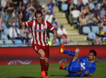 Defensa uruguayo del Atlético de Madrid Diego Godín celebra después de anotar durante el partido de fútbol de la liga española de Getafe vs Atlético de Madrid en el Coliseum Alfonso Pérez.