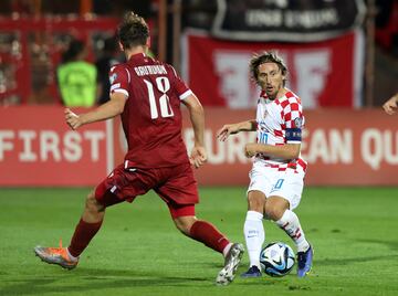 Modric filtra un pase ante la presión de Harutyunya.