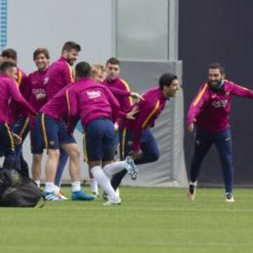 CONFIANZA. La plantilla del Barcelona se ejercitó ayer por la mañana en la Ciutat Esportiva, tras más de media hora de charla de Luis Enrique con sus futbolistas.