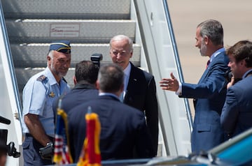 El presidente estadounidense ha sido recibido por el rey Felipe VI al bajar del avión.