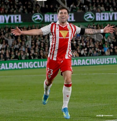 La camiseta está inspirada en la primera equipación que vistió la UD Almería tras la fusión en 2001 entre Almería CF y Club Polideportivo Almería, momento en el que los colores rojiblancos pasaron a representar de forma unificada a toda la provincia. Aquella unión marcó el inicio de la era dorada del fútbol indálico y supuso el punto de partida de una nueva etapa institucional y deportiva. 