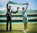 Dos novios japoneses se hacen las fotos de boda en el Villamarín