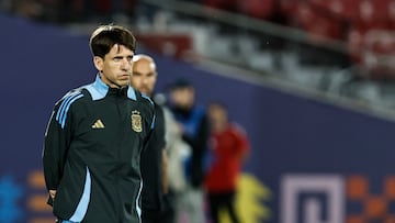 GR4018. SANTIAGO (CHILE), 11/10/2025.- El entrenador de Argentina Diego Placente reacciona este sábado, en un partido de cuartos de final de la Copa Mundial Sub-20 entre México y Argentina en el estadio Nacional Julio Martínez Prádanos, en Santiago (Chile). EFE/ Osvaldo Villarroel