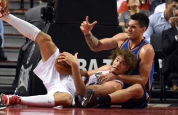 Robin Lopez y Steven Adams luchan por el bal¨®n.