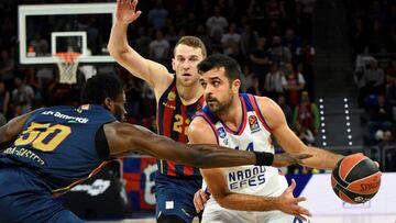 GRAF4850. VITORIA (ÁLAVA), 06/12/2019.- El jugador del Anadolu Efes Estambul Krunoslav Simon (d) juega un balón ante Michael Eric (i), del Kirolbet Baskonia, durante el partido de la Euroliga de baloncesto disputado esta noche en el Fernando Buesa Arena de Vitoria. EFE/ADRIÁN RUIZ DE HIERRO