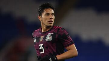 Carlos Salcedo durante un partido de la Selecci&oacute;n Mexicana