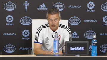 El entrenador Fran Escrib&aacute; durante una rueda de prensa previa a un partido del Celta. 