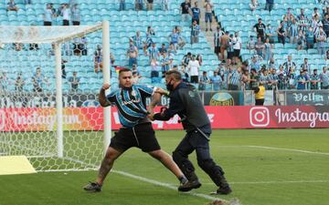 Los radicales del Gremio saltaron al terreno de juego durante el encuentro frente a la Sociedade Esportiva Palmeiras. Los asaltantes destrozaron el VAR como protesta de la derrota. 