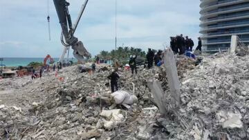 El personal de b&uacute;squeda y rescate trabaja en los escombros del condominio Champlain Towers South colapsado en Surfside, Florida, EE. UU., El 5 de julio de 2021, en esta imagen fija obtenida de un video. 