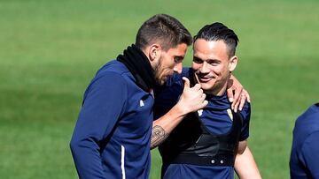 Roque Mesa (derecha), con Carriço.