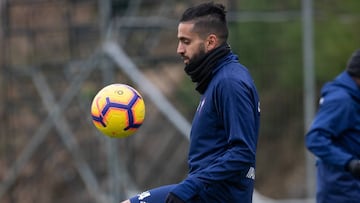 Ryad Boudebouz juega con el bal&oacute;n durante un entrenamiento del Celta en A Madroa. 