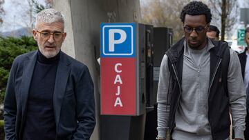 SAN SEBASTIÁN, 17/01/2024.- El extremo holandés Sheraldo Becker (d) acompañado por el director de fútbol de la Real, Roberto Olabe, este miércoles momentos antes de pasar el reconocimiento médico en San Sebastián, donde va a firmar en las próximas horas con la Real Sociedad, procedente del Unión Berlín. EFE/Javier Etxezarreta