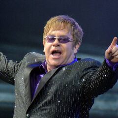 Elton John cancela su concierto en Indianápolis tras la muerte de su suegra