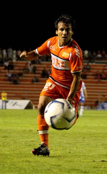 En el último año de su carrera como futbolista estuvo vistiendo los colores de Correcaminos UAT y actualmente dirige a las fuerzas básicas de Pumas