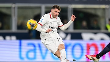 Soccer Football - Serie A - Bologna v AC Milan - Stadio Renato Dall'Ara, Bologna, Italy - February 27, 2025 AC Milan's Santiago Gimenez shoots at goal REUTERS/Daniele Mascolo