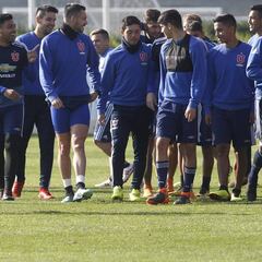 Valencia prepara inédito trío ofensivo frente a Palestino