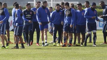 Valencia prepara inédito trío ofensivo frente a Palestino