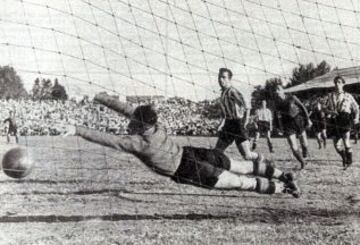 Gol de Escola en la final de la Copa del Generalísimo Barcelona-Athletic de Bilbao de 1942 (21-06-1942).