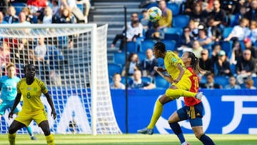 Linda Motlhalo and Virgina Torrecilla in action in a game between South Africa and Spain.