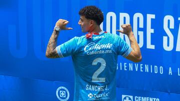Jorge Sánchez durante su presentación con Cruz Azul.