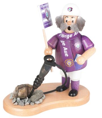 What to pop in that annoying space on the mantel shelf, Erzgebirge fans? Here’s the perfect answer! They may be from the small town of Aue, with just 18,000 people, but what a fine club shop they've got, particularly if you're into little statuettes. Our