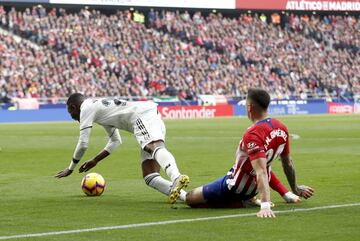 El árbitro Estrada Fernández y el VAR decidieron que la jugada entre el jugador rojiblanco Giménez y el jugador del Madrid Vinicius era penalti.