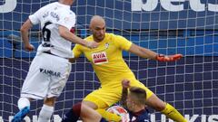 Dmitrovic ante el Huesca.