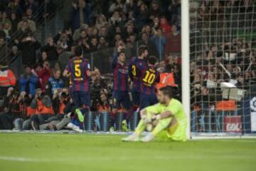 Celebración del gol de Piqué. 3-1.