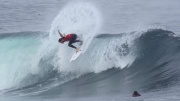 Un surfista en una ola de Tenerife. 