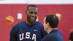 LeBron James habla con el entrenador del Team USA Mike Krzyzewski.