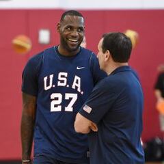 Colangelo, Krzyzewski y James alaban la entrega de EE UU