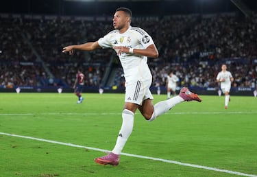 El francés se ha hecho con un sitio fijo en los once de la semana. Se agotan los calificativos para definir a un jugador que lo mismo marca cuando su equipo domina como se encarga de subirse el equipo a la espalda y liderar una victoria. Un día más en la oficina para el crack madridista.