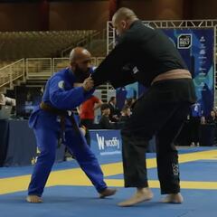 Demetrious Johnson vence a un rival que pesaba 45 kgs. más que él