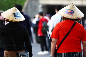 Durante la práctica del Gran Premio de Japón, desarrollado en el circuito de Suzuka, se ha podido ver un desfile de los sombreros más variopintos.