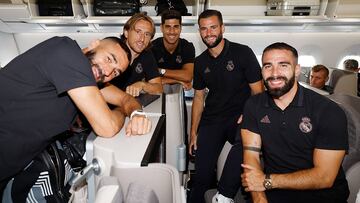 Los capitanes del Real Madrid, Benzema, Modric, Asensio, Nacho y Carvajal, en el avión que lleva al equipo blanco a Helsinki.