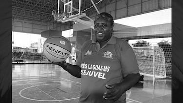 Ruth de Souza, legendaria jugadora de baloncesto brasileño, jugó toda su carrera como alera: desde 1986 hasta su retirada en 1994 en el Universitario de Ferrol español. Antes, había vestido la camiseta de siete equipos diferentes de su país. El momento más importante de su trayectoria llegó en 1994, cuando conquistó con su selección el Mundial de Australia. Falleció a los 52 años por culpa de la COVID en un hospital de Tres Lagoas, ciudad del interior del estado de Mato Grosso do Sul en la que nació en 1968.