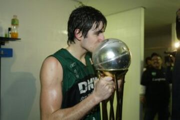 Ricky Rubio jugó con el Joventut de Badalona desde 2005 al 2009. En la imagen besa la Copa del Rey de 2008.