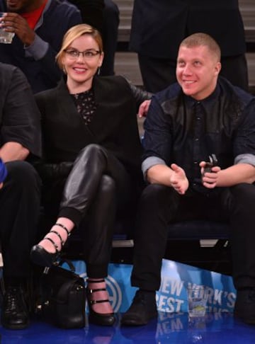 Abbie Cornish junto a un acompañante, esta madrugada en el Madison. Presenció en directo el debut de Calderón. 