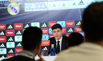 "Quiero agradecer al presidente que me dejase terminar la temporada en el Rayo. Para m¨ª, eso era muy especial. Cuando me lo dijeron llam¨¦ primero a dos personas que son... casi familia. Muy contento".