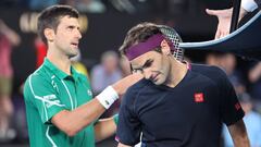 Novak Djokovic saluda al juez de silla tras derrotar a Roger Federer en las semifinales del Open de Australia 2020.