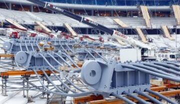 Imágenes de los últimos trabajos en la colocación del cableado desde las gradas del Wanda Metropolitano antes del momento clave; el izado del anillo de tracción