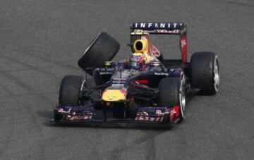 Webber pierde el neumático posterior derecho.