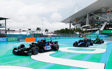 Durante el Gran Premio de Miami 2025, los 20 pilotos de Fórmula 1 desfilaron en réplicas a tamaño real de sus monoplazas, construidas con aproximadamente 400.000 piezas de LEGO cada una. Estas versiones eléctricas, con neumáticos Pirelli reales, alcanzaban hasta 20 km/h y fueron creadas en colaboración con LEGO. El desfile reemplazó al tradicional camión de presentación, ofreciendo una experiencia más creativa, que generó entusiasmo tanto en la pista como entre los espectadores. La iniciativa busca acercar el espectáculo de la F1 a los fans.