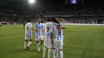 EL SEGUNDO. Los jugadores del Málaga, celebrando con Saviola el tanto del argentino.