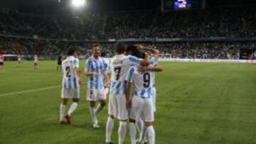 EL SEGUNDO. Los jugadores del M&aacute;laga, celebrando con Saviola el tanto del argentino.