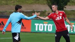 Santiago Giménez en entrenamiento con Robin Van Persie.