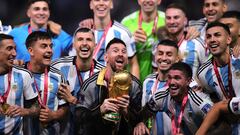 Lusail (Qatar), 18/12/2022.- Lionel Messi (C) of Argentina lifts the World Cup trophy after winning the FIFA World Cup 2022 Final between Argentina and France at Lusail stadium, Lusail, Qatar, 18 December 2022. (Mundial de Fútbol, Francia, Estados Unidos, Catar) EFE/EPA/Friedemann Vogel
