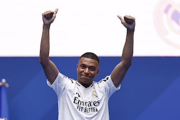 Kylian Mbappé, muy feliz, saluda al público del Bernabéu. 