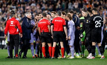 Los jugadores del Real Madrid protestan al árbitro del encuentro, Gil Manzano, tras la decisión de anular el gol a Jude Bellingham. En la imagen, ancelotti y Nacho piden explicaciones al colegiado.