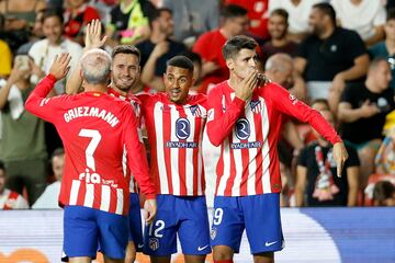 0-4. Álvaro Morata celebra el cuarto gol  con sus compañeros. El delantero rojiblanco anota en el minuto 72 de partido.